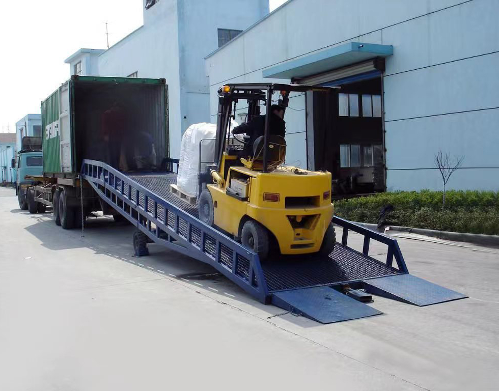 移動(dòng)式登車(chē)橋使用現(xiàn)場(chǎng)